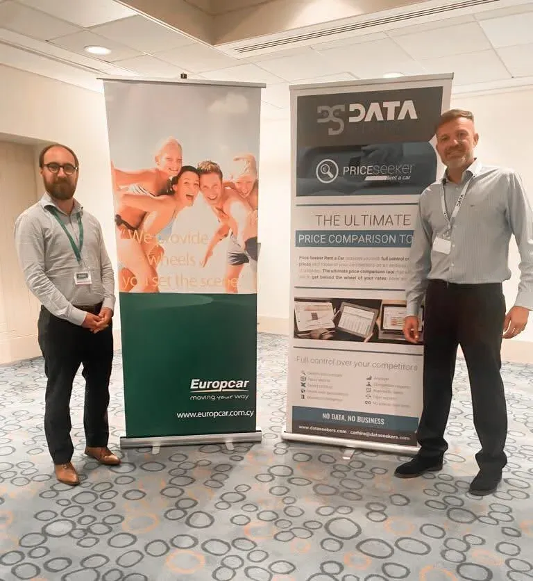Guillaume Giard y Álvaro Pastor junto a los roll-ups de Europcar y Price Seeker en la Convención Europea de Franquicias Europcar