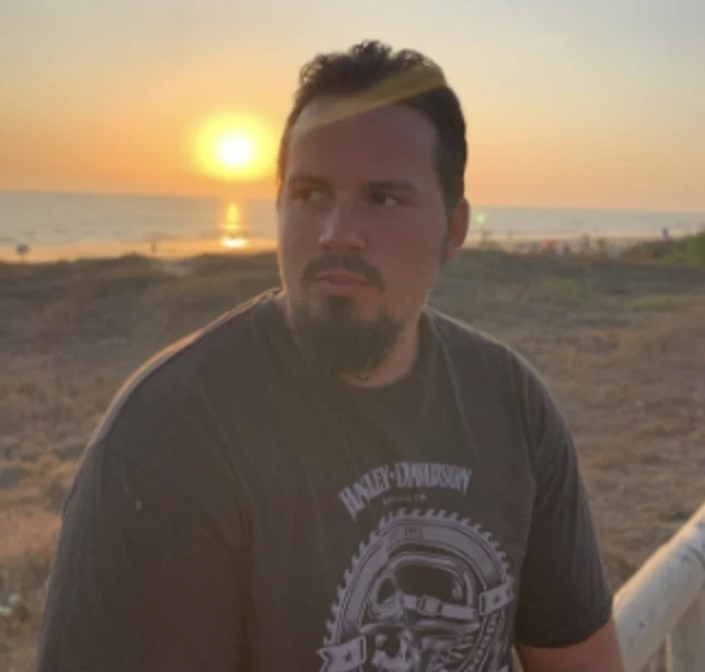 Compañero de Data Seekers en la playa al atardecer
