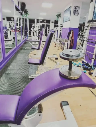 Zona de bancos y pesas del Gimnasio Athena, en Torremolinos