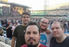 Compañeros de Data Seekers en un concierto