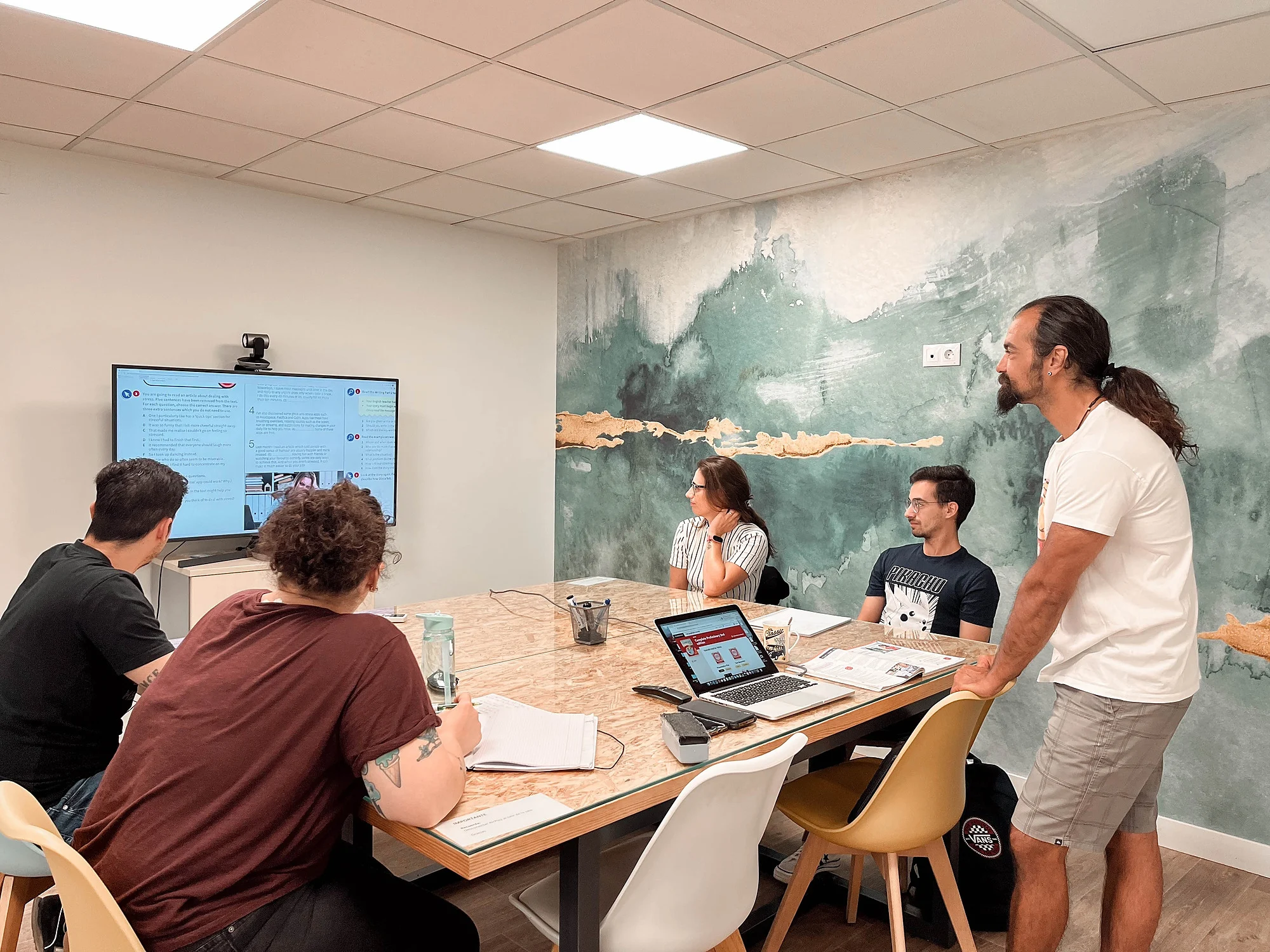 Clase de inglés en la sala de reuniones de Data Seekers