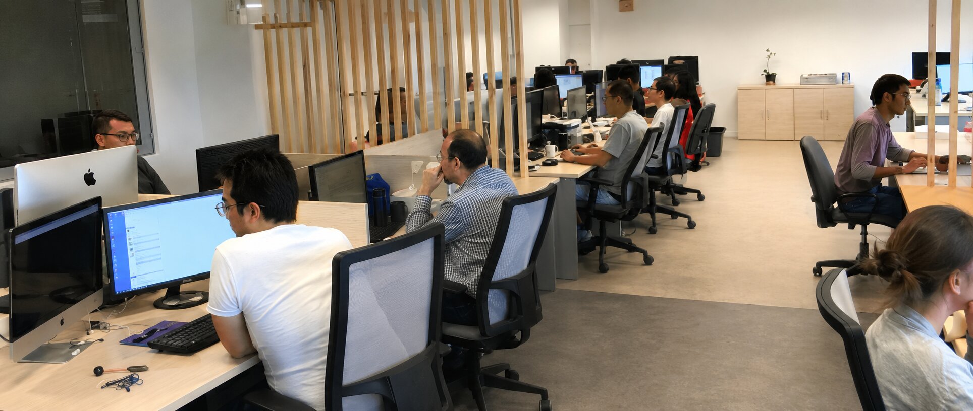 Equipo de Data Seekers trabajando en la oficina