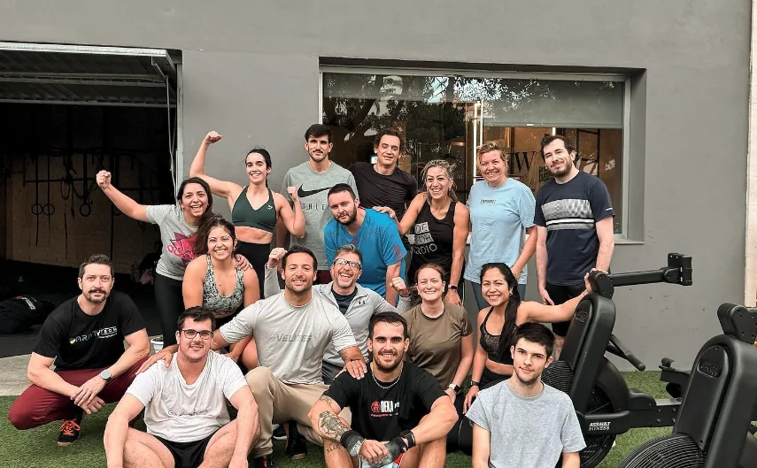 Equipo de Data Seekers a la puerta del gimnasio