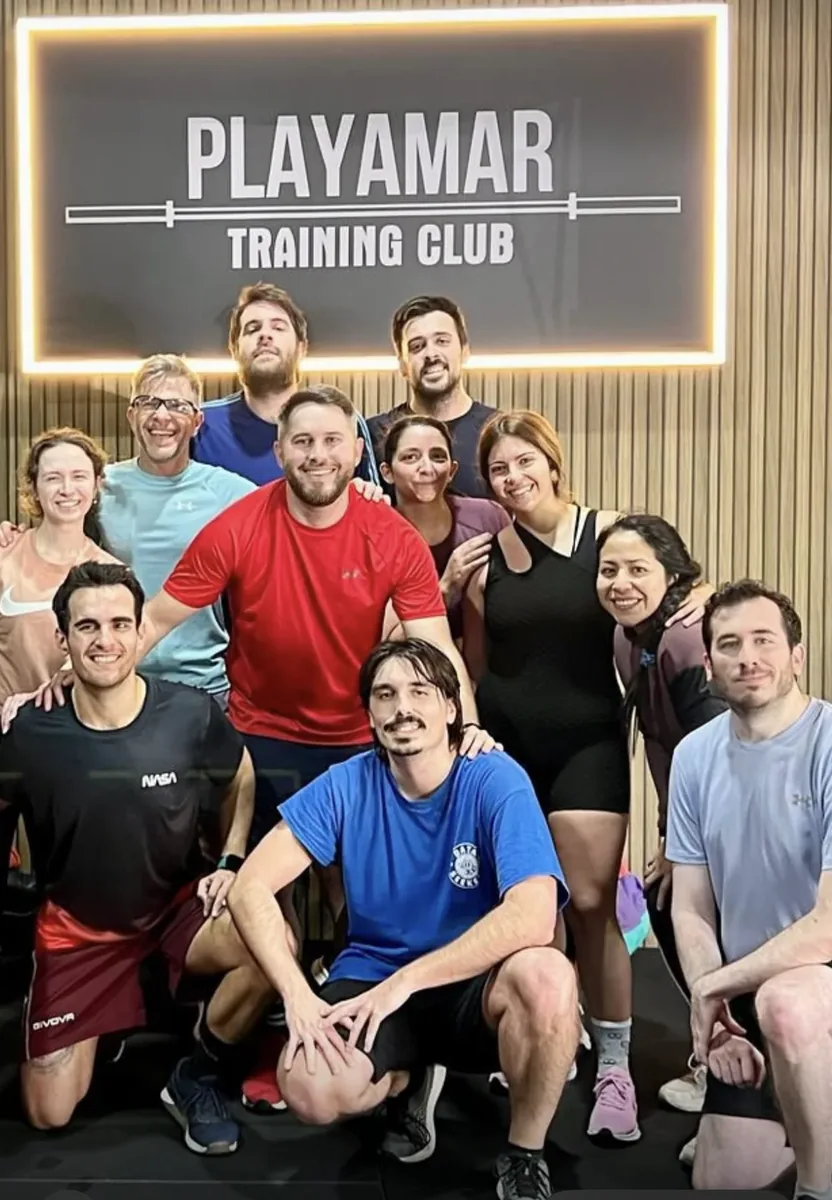 Equipo de Data Seekers bajo el cartel del Playamar Training Club