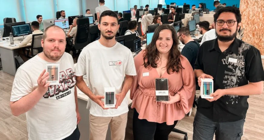 Parte del equipo de Data Seekers en la oficina con sus regalos de empresa