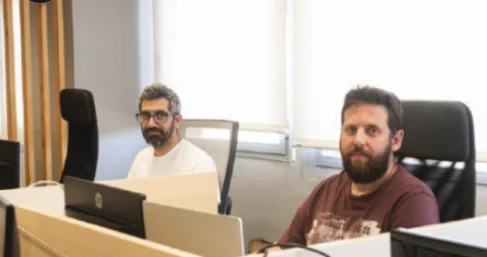 Dos compañeros de Data Seekers en sus puestos de trabajo