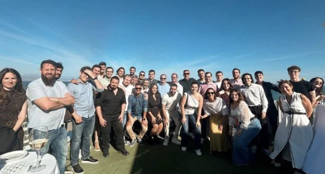 Equipo completo de Data Seekers en un evento de empresa