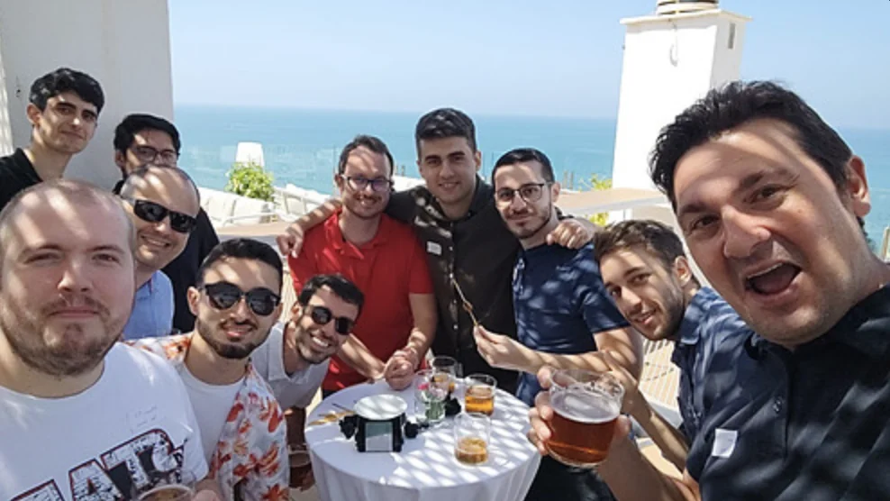 Equipo de Data Seekers en la terraza, frente al mar