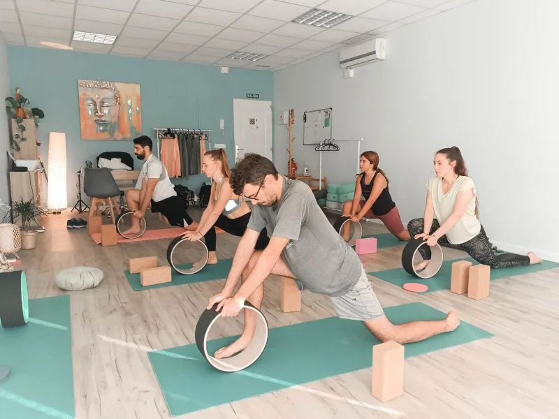 Clase de yoga con rueda del equipo de Data Seekers